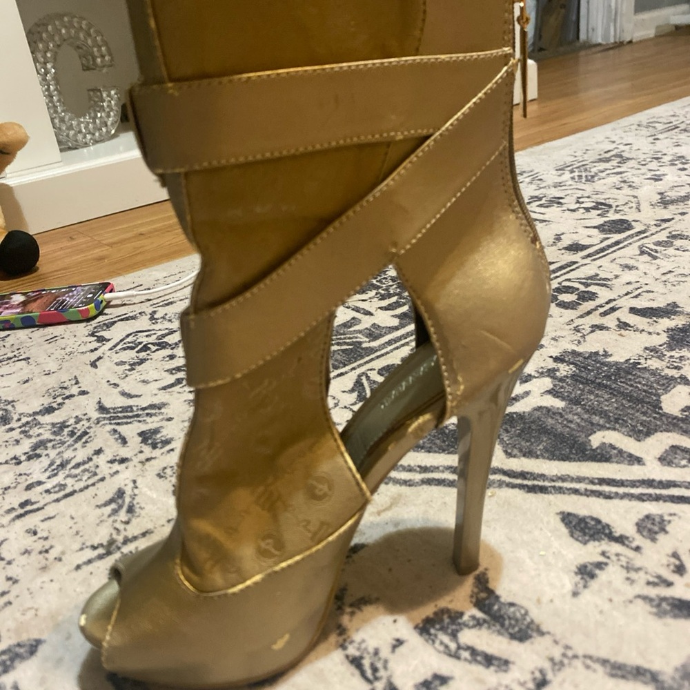Rocawear Gold Heels Elegant Design